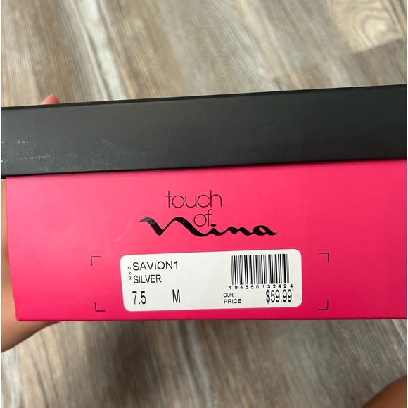 ⭐️Touch of Nina sliver heels size 7.5 ⭐️ - Picture 2 of 8